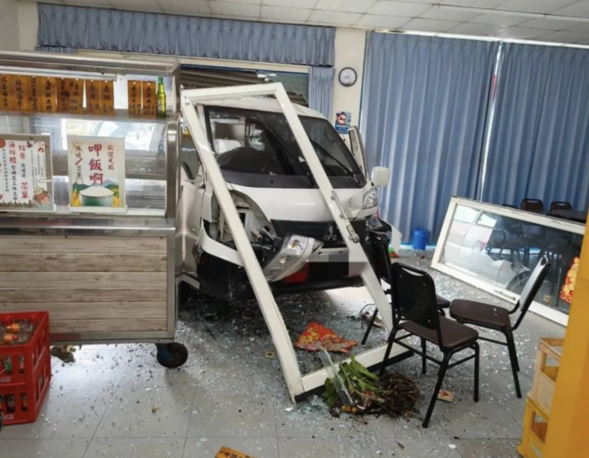 ▲屏東縣新園鄉今（1）日下午1時30分，仙吉路與新田路口一輛救護車與一輛自小客車發生擦撞，失控撞進熱炒店，導致救護車副駕駛的病患家屬受傷。（圖／翻攝畫面）