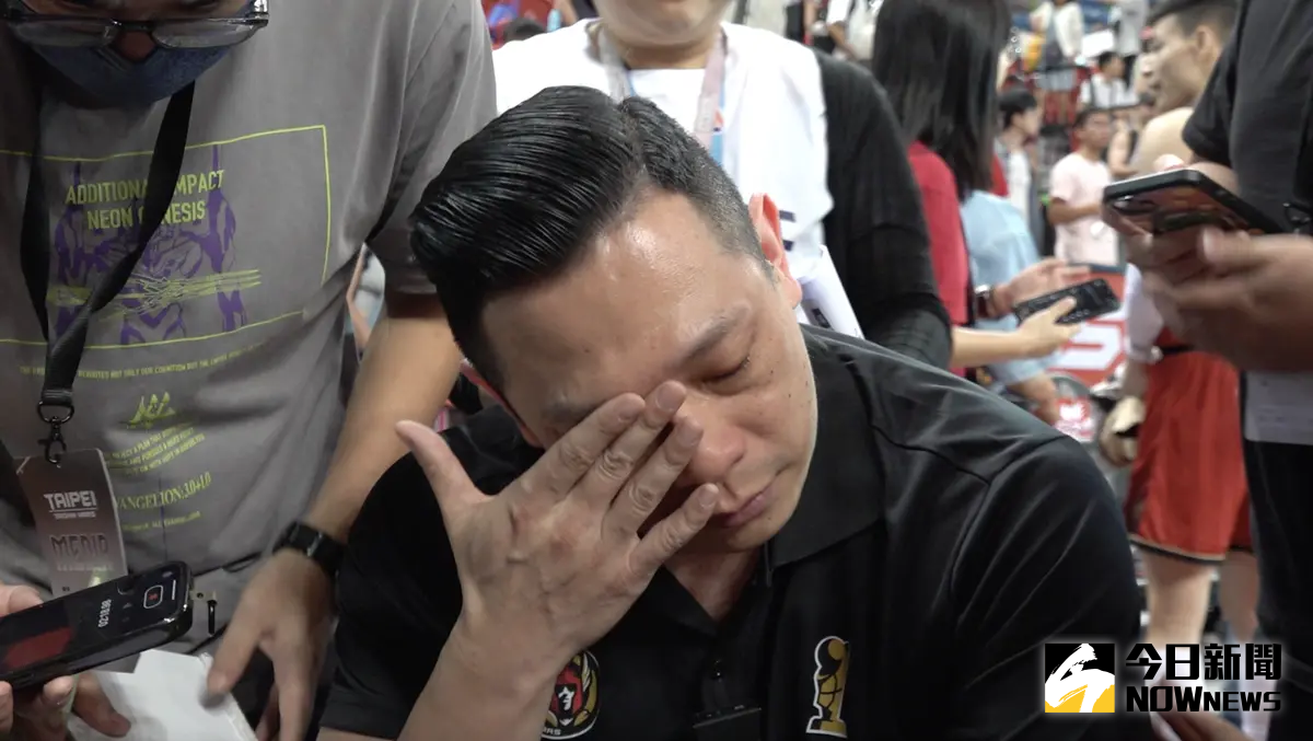 ▲臺北台新戰神代理主帥許皓程落下男兒淚，直言感謝台新給自己機會「救贖」，也希望未來本土教練能在職業舞台獲得更多機會。（圖／記者陳云茹攝）