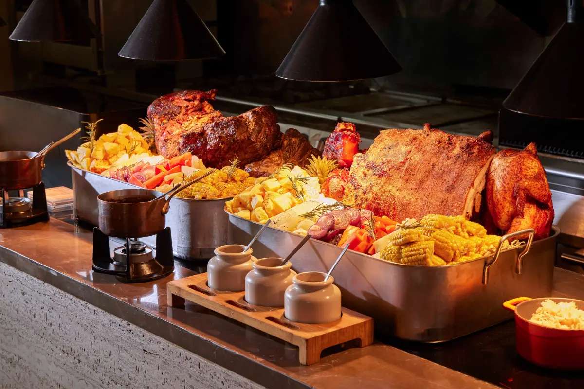 ▲台北艾麗 希爾頓格芮精選酒店自即日起至6月9日推出「線上旅展」，住宿券下殺38折、餐券43折，其中還有「肉食主義現切牛排吃到飽下午餐雙人餐券」賣1,599元，相當於67折優惠，等於每人才800元。（圖／台北艾麗 希爾頓格芮精選酒店提供）