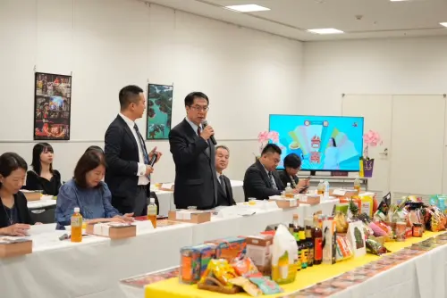 ▲黃偉哲大力行銷台南,介紹台南有優質的鳳梨、芒果、文旦、花卉、蔬菜、漁產品及各種農漁產加工品,以及台南400豐富的文化資產。(圖/台南市政府提供) ▲黃偉哲大力行銷台南,介紹台南有優質的鳳梨、芒果、文旦、花卉、蔬菜、漁產品及各種農漁產加工品,以及台南400豐富的文化資產。(圖/台南市政府提供)