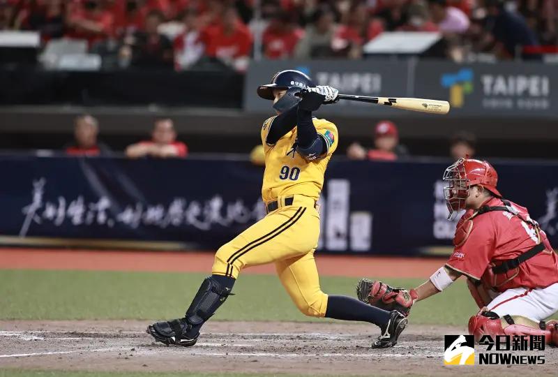 ▲中信兄弟、味全龍上演精采投手戰，兄弟最終靠著「小可愛」江坤宇於9局上敲出右外野適時安打，打回二壘上的隊友黃韋盛，終場1：0力克味全龍，系列賽2連戰兩隊各拿1勝坐收。（圖／記者葉政勳攝）