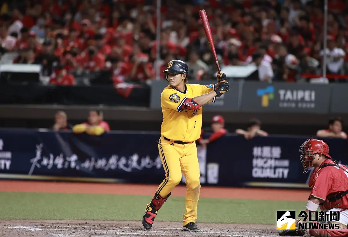 ▲中信兄弟強打張志豪掃出清壘三壘安打，全場3打數2安打，貢獻3分打點、2得分，率領兄弟在大巨蛋拿下2連勝。（圖／記者葉政勳攝 , 2024.06.01）