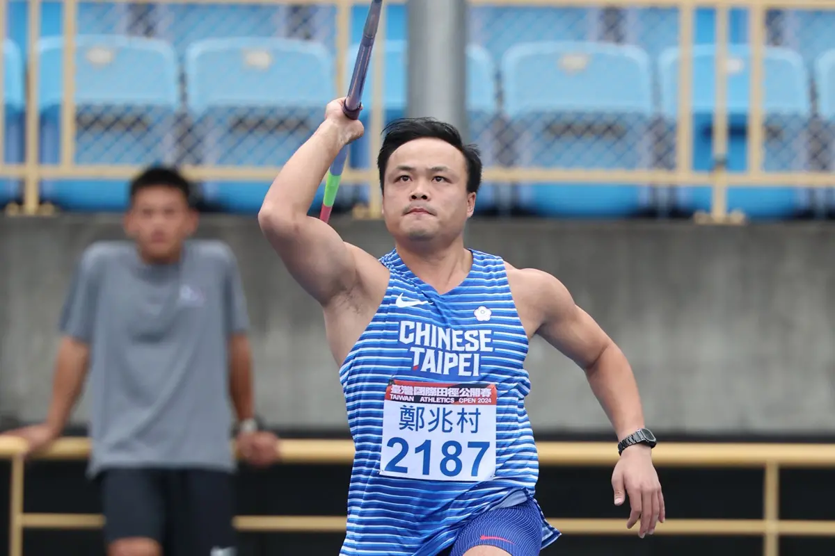 ▲2024臺灣國際田徑公開賽鄭兆村在創下賽季最佳的76公尺21拿下銀牌，印度選手曼努（DP MANU）以81公尺58順利摘金。（圖／田協提供）