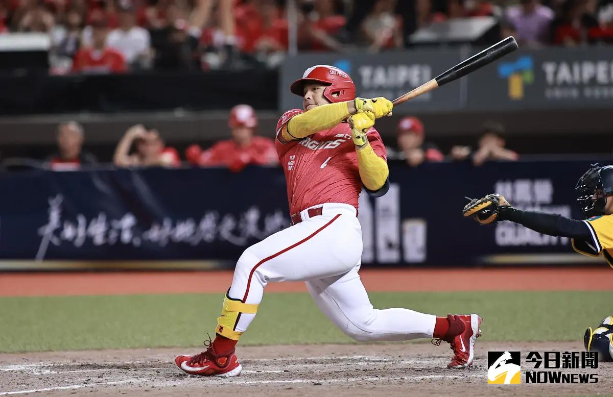 ▲味全龍重砲手吉力吉撈．鞏冠轟出兩分砲，本季首轟出爐 。（圖／記者葉政勳攝）