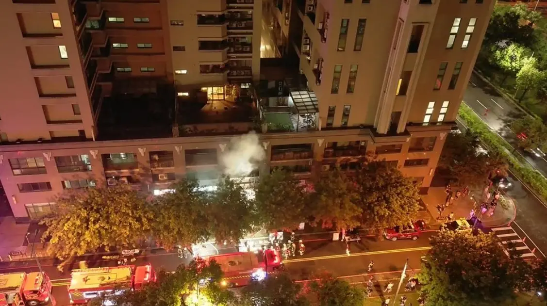 ▲1日晚間10時許，新竹縣竹北市集合式住宅大樓「德翼凱撒」傳出火警，位於大樓店面2樓辦公室冒出火光，疑似是因電線起火釀災。（圖／翻攝畫面）　