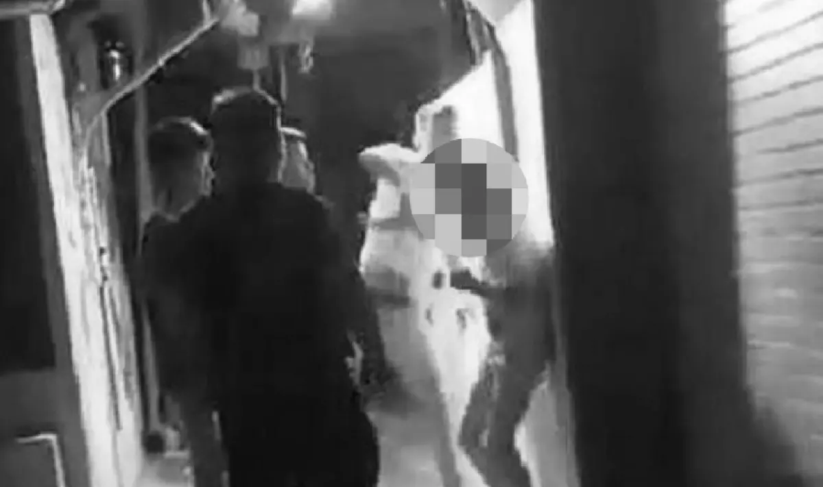 ▲2日凌晨，台中就讀國三的蕭姓少年，疑似因借貸糾紛，與洪姓等7名少年相約某宮廟談判，卻遭洪姓等7名少年毆打，並搶走身上手機及3.5萬現金。（圖／翻攝畫面）