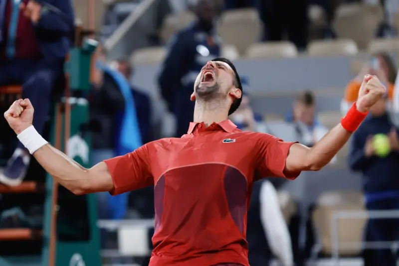 ▲塞爾提維亞名將Novak Djokovic今（2）日在法網擊敗22歲義大利後浪Lorenzo Musetti，闖進男單16強。追平傳奇的「瑞士特快車」Roger Federer的369勝，並列大滿貫獲勝場次最多的球員。（圖／美聯社／達志影像）