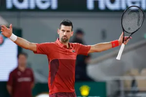 ▲37歲的Novak Djokovic於法網當地凌晨3點08分才驚險以5盤脫困，打破了法網之前賽事最晚於凌晨1點25分的結束時間。（圖／美聯社／達志影像）