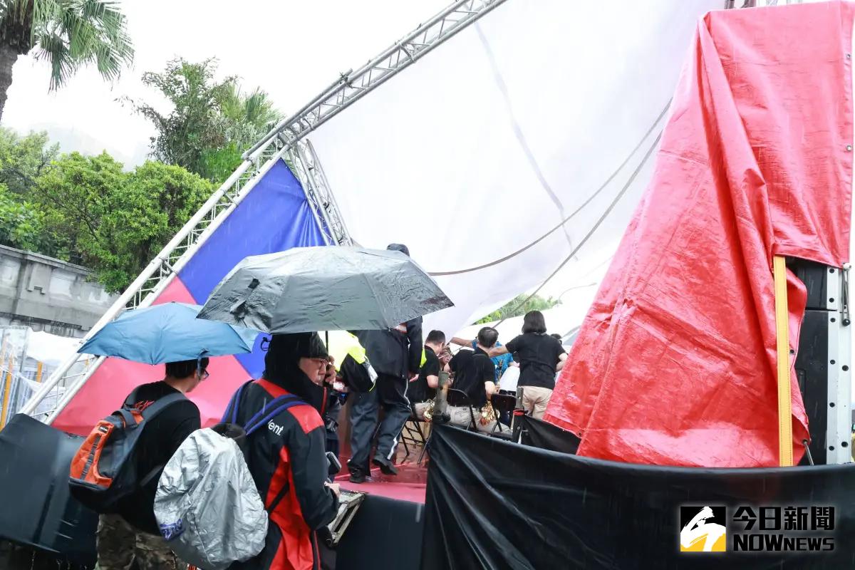 ▲「全民國防嘉年華」活動舞台棚架倒塌，造成一名男子受傷送醫。（圖／記者吳翊緁攝，2024.06.02）