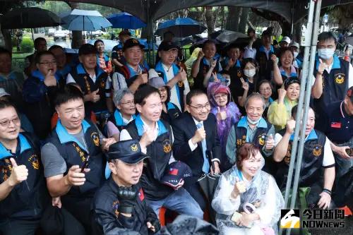 ▲侯友宜到場時先到一旁向中華民國退警總會致意並合照。(圖/記者吳翊緁攝,2024.06.02) ▲侯友宜到場時先到一旁向中華民國退警總會致意並合照。(圖/記者吳翊緁攝,2024.06.02)
