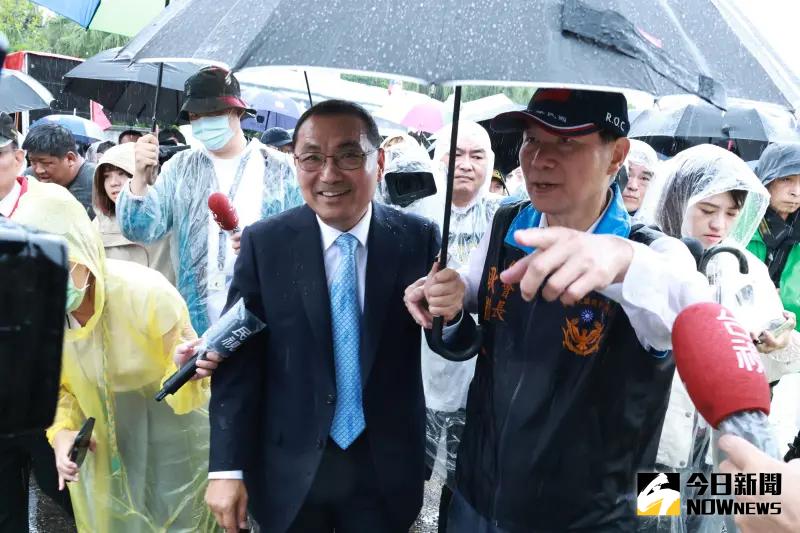 ▲侯友宜抵達時現場下起大雨。（圖／記者吳翊緁攝，2024.06.02）