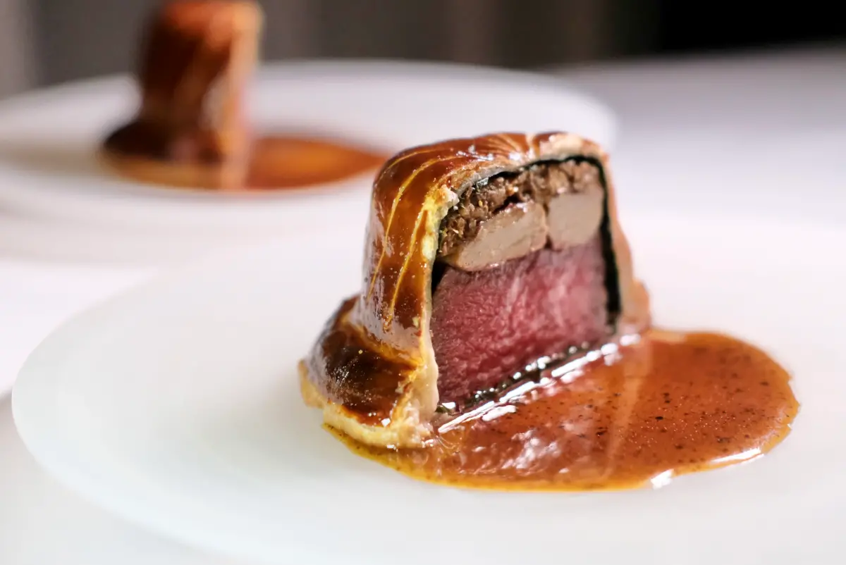 ▲「威靈頓牛排 Beef Wellington」是指將菲力加上肥肝或肝醬、蘑菇肉醬等再裹上火腿烘烤，據傳這道菜起據傳起源自英國，但是卻與拿破崙於滑鐵盧戰役中戰敗有關。（圖／記者葉盛耀攝）