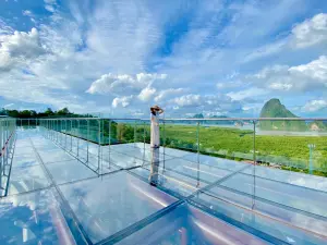 普吉島泰嗨/最長「玻璃天空步道」坐擁攀牙灣絕景 空中豪華露營 ▲《NOWnews今日新聞》記者帶你搶先看泰國最新景點,普吉島「Beyond Skywalk Nangshi玻璃天空步道」。(圖/記者蕭涵云攝)