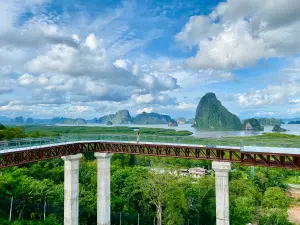 普吉島泰嗨/最長「玻璃天空步道」坐擁攀牙灣絕景 空中豪華露營 ▲全玻璃的天空步道可是有海拔80公尺高、長180公尺,挑戰觀光客膽量。(圖/記者蕭涵云攝)