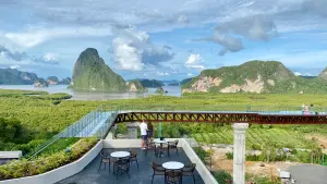 普吉島泰嗨/最長「玻璃天空步道」坐擁攀牙灣絕景 空中豪華露營 ▲不敢體驗走在美景裡的天空步道,也可以鎖定情侶必拍的絕佳角度,一樣輕鬆擁有攀牙灣絕景。(圖/記者蕭涵云攝)
