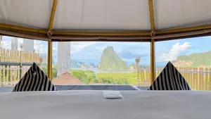 普吉島泰嗨/最長「玻璃天空步道」坐擁攀牙灣絕景 空中豪華露營 ▲在這兒一覺醒來,攀牙灣的絕景日出就在你腳邊。(圖/記者蕭涵云攝)