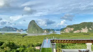 普吉島泰嗨/最長「玻璃天空步道」坐擁攀牙灣絕景 空中豪華露營 ▲全透明的「玻璃天空步道」讓人輕鬆走近美景,攀牙灣的奇岩異石盡收眼底。(圖/記者蕭涵云攝)