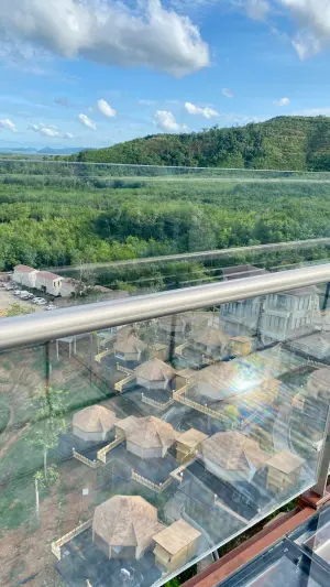 普吉島泰嗨/最長「玻璃天空步道」坐擁攀牙灣絕景 空中豪華露營 ▲好像走在空中,腳下也處處是風景。(圖/記者蕭涵云攝)