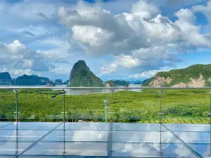 普吉島泰嗨/最長「玻璃天空步道」坐擁攀牙灣絕景 空中豪華露營 ▲開幕近半年的天空步道,現在人潮還不多,直飛普吉島衝一波朝聖吧。(圖/記者蕭涵云攝)