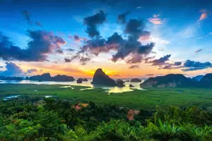 普吉島泰嗨/最長「玻璃天空步道」坐擁攀牙灣絕景 空中豪華露營 ▲日出時刻是「Beyond Skywalk Nangshi玻璃天空步道」最美的時候。(圖/燦星旅遊提供)