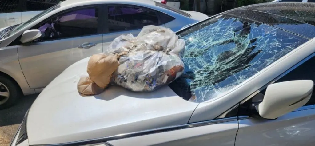 ▲韓國軍方統計，北韓從1日晚間8時起放飛攜帶裝有各種穢物和垃圾的氣球，截止至今日下午1時，數量突破720顆，更有汽車擋風玻璃被砸破。（圖／翻攝自theqoo）