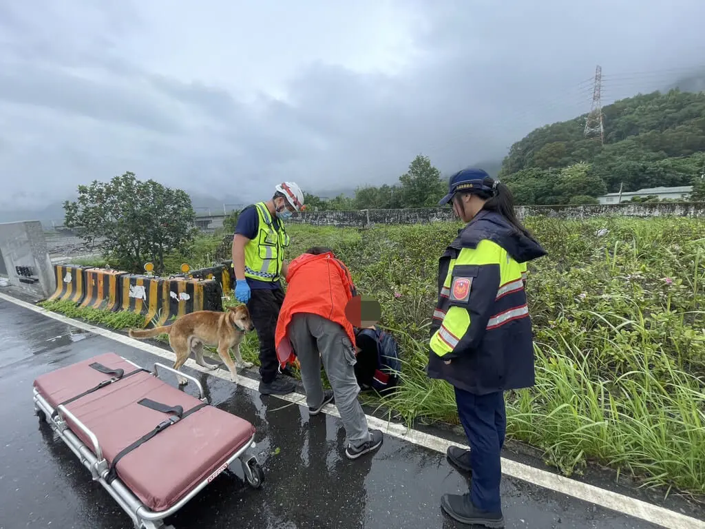 ▲米克斯犬守護在路倒主人身邊，並指引警消前去救援，情節宛如「忠犬小八」。（圖／翻攝畫面）