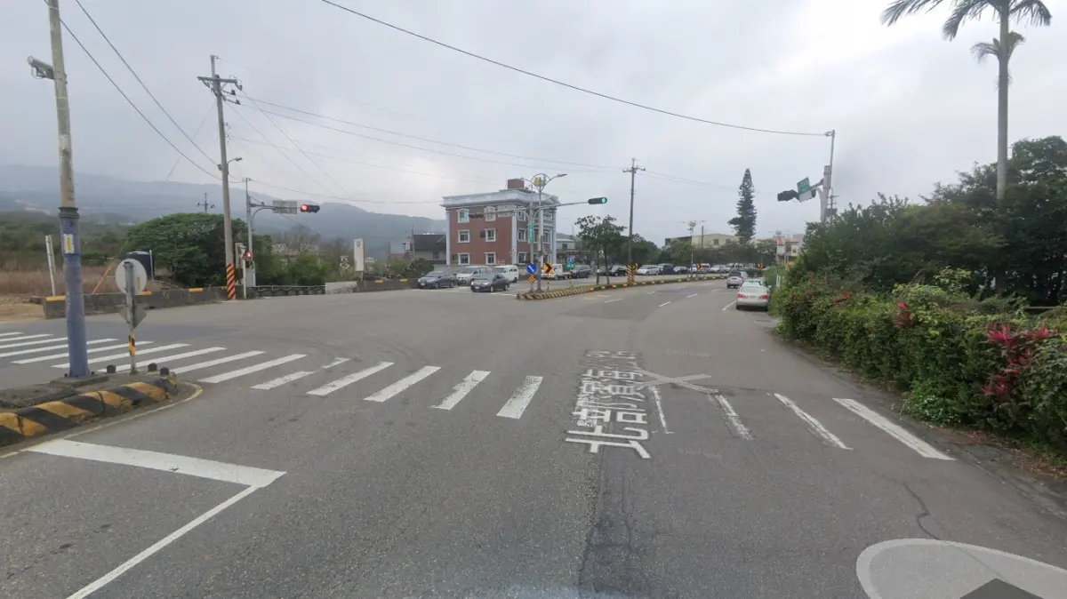 ▲潘姓男子今（2）日下午載著李姓妻子行經金山區環金路時，意外撞上中央分隔島翻覆。（圖／翻攝google地圖）