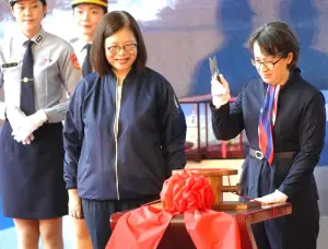 ▲副總統蕭美琴(右)為長濱巡防艦頌命名詞及擲瓶下水。(圖／海巡署艦隊分署提供)