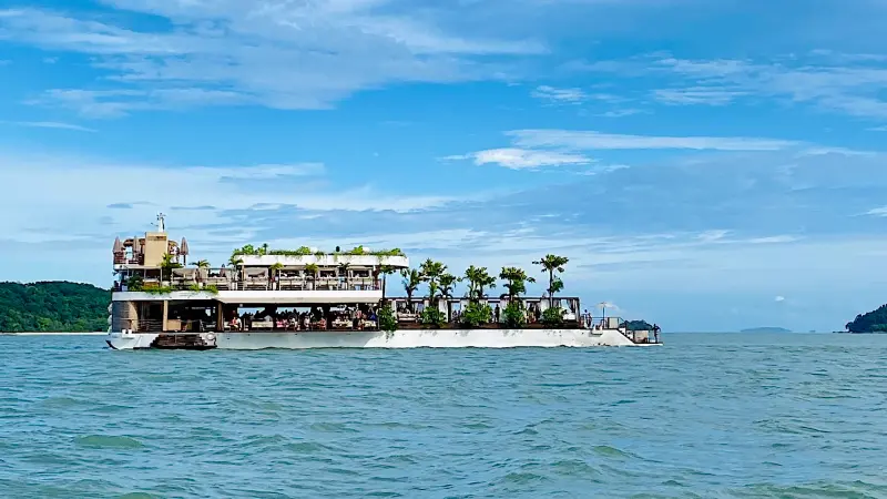 普吉島泰嗨／全球唯一漂浮海灘俱樂部！三層樓移動綠洲環景看夕陽