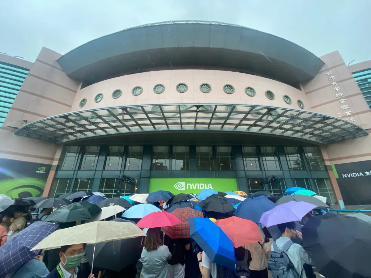 ▲輝達執行長黃仁勳將於今（2）日晚上7時在台大體育館舉行演講，約莫在傍晚5點就已擠滿人潮，絲毫未被滂沱大雨影響。（圖／記者陳明中攝影）