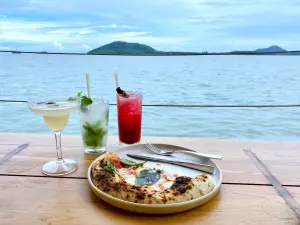 ▲俱樂部供應的酒水與餐食，口味不錯，可以泡泡海水後好好補充體力。（圖／記者蕭涵云攝）