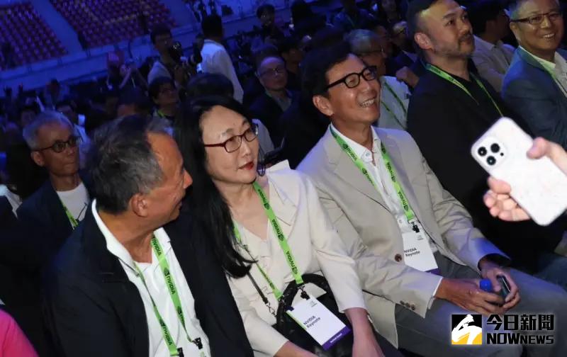 ▲輝達執行長黃仁勳今(2)日晚上7時在台大體育館舉行演講,宏達電董事長王雪紅、富邦集團董事長蔡明忠到場聆聽。(圖/記者陳明中攝,2024.6.2)
