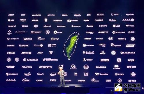 輝達黃仁勳與台廠供應鏈 ▲輝達創辦人黃仁勳今晚在台灣大學體育館演講,背板上的輝達全球供應鏈公司名單引人注目。圖為輝達黃仁勳與台廠供應鏈。(圖/攝影記者陳明中,2024.6.2)