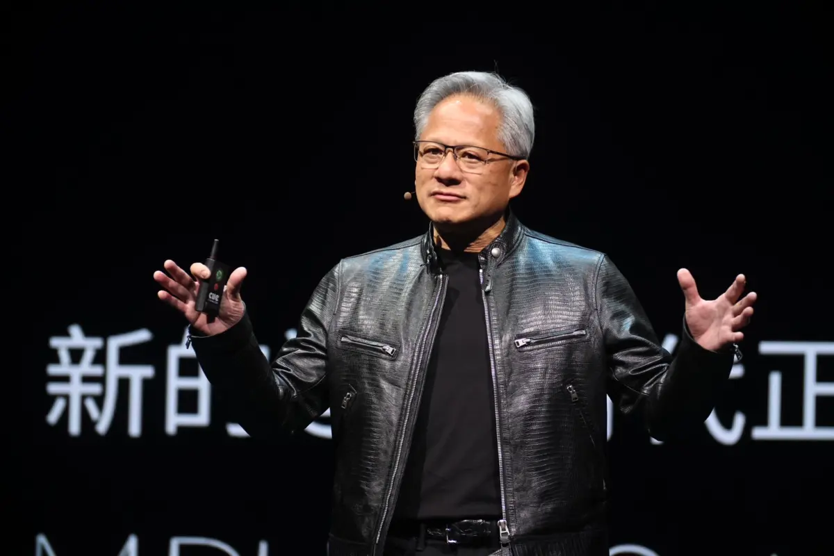 ▲黃仁勳今晚在台大演講，展示「NVIDIA Earth-2」數位孿生地球，其與台灣中央氣象署合作，可預測未來天氣，因應極端氣候變化。（圖／記者陳明中攝）