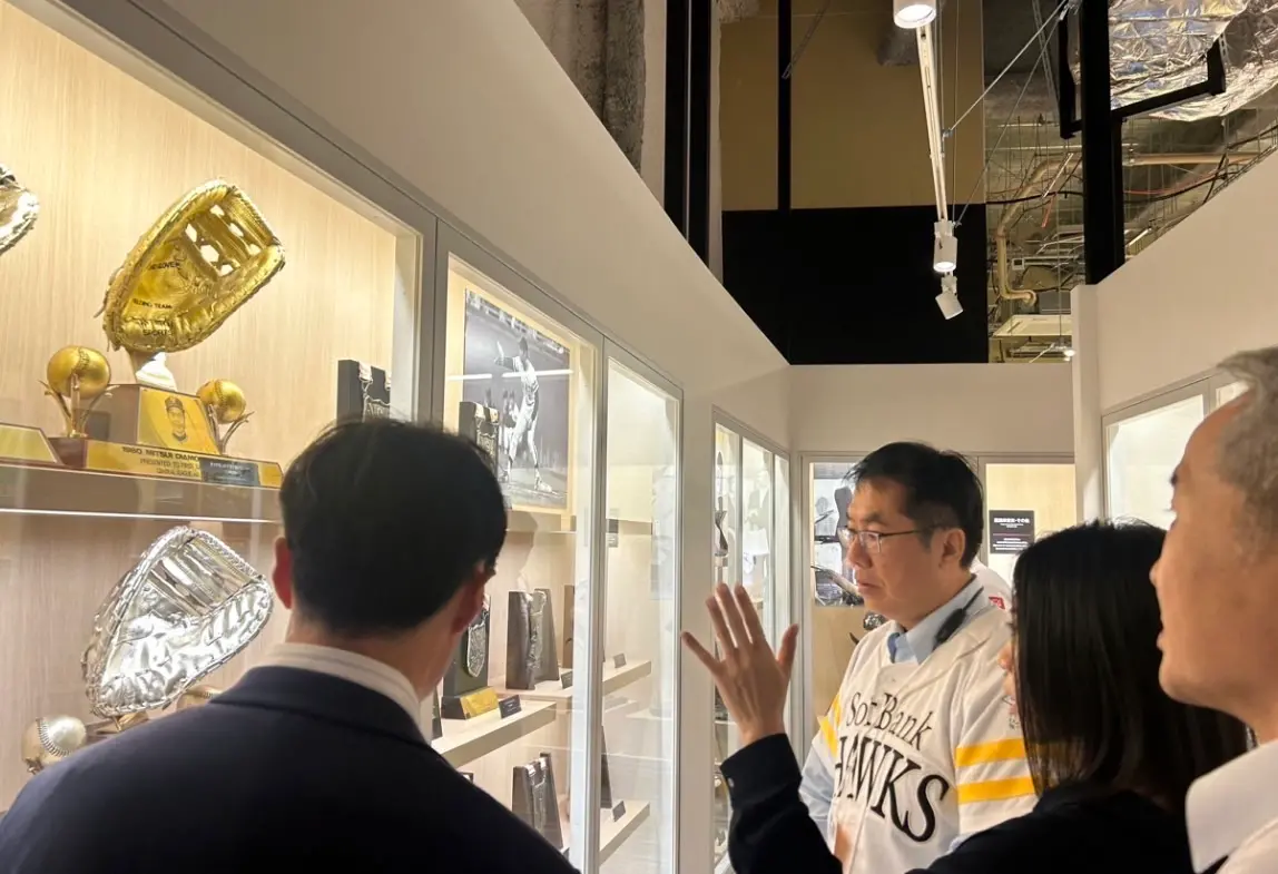 ▲黃偉哲拜訪福岡軟銀鷹王貞治並參訪了福岡巨蛋內的王貞治棒球博物館，希望借重王貞治經營球團的經驗，幫助台南培育更多優秀選手。（圖／台南市政府提供）