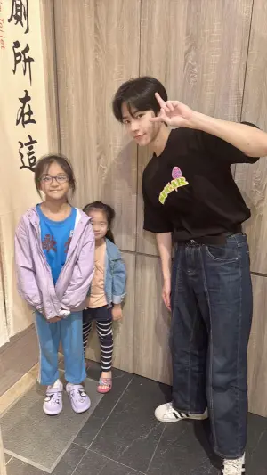 ▲林佳辰和2名小粉絲合照,還送上親筆簽名小卡,態度親切。(圖/網友pei_ting_wu授權提供) ▲林佳辰和2名小粉絲合照,還送上親筆簽名小卡,態度親切。(圖/網友pei_ting_wu授權提供)