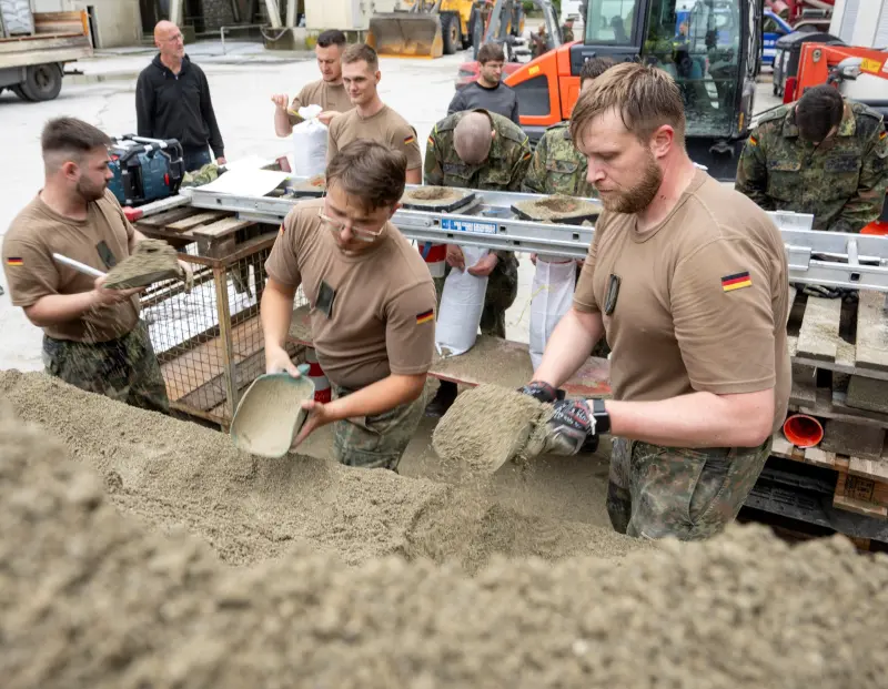 ▲德國士兵在混凝土工廠趕工、填充沙袋。（圖／美聯社／達志影像）