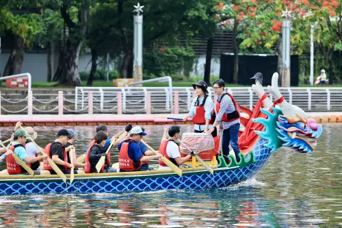 好膽麥走！AITK首次參賽龍舟　叫陣陳其邁領軍市府隊
