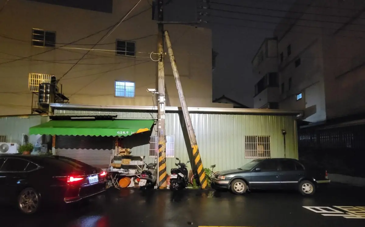 ▲台中市大元國小附近的小電線桿，長期靠在大電線桿旁，路過民眾誤以為是車禍被撞歪。（圖／江和樹提供，2024.06.03）
