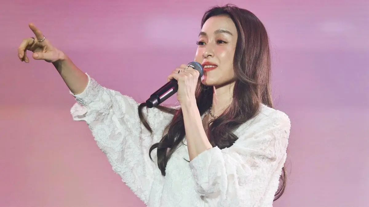 ▲范瑋琪睽違5年重返舞台，首選中國開唱，在舞台上哽咽地說出：「我感覺好像回到家」，不過仍有不少小粉紅不賣帳，要范瑋琪「先表態再說」。（圖／翻攝自微博）