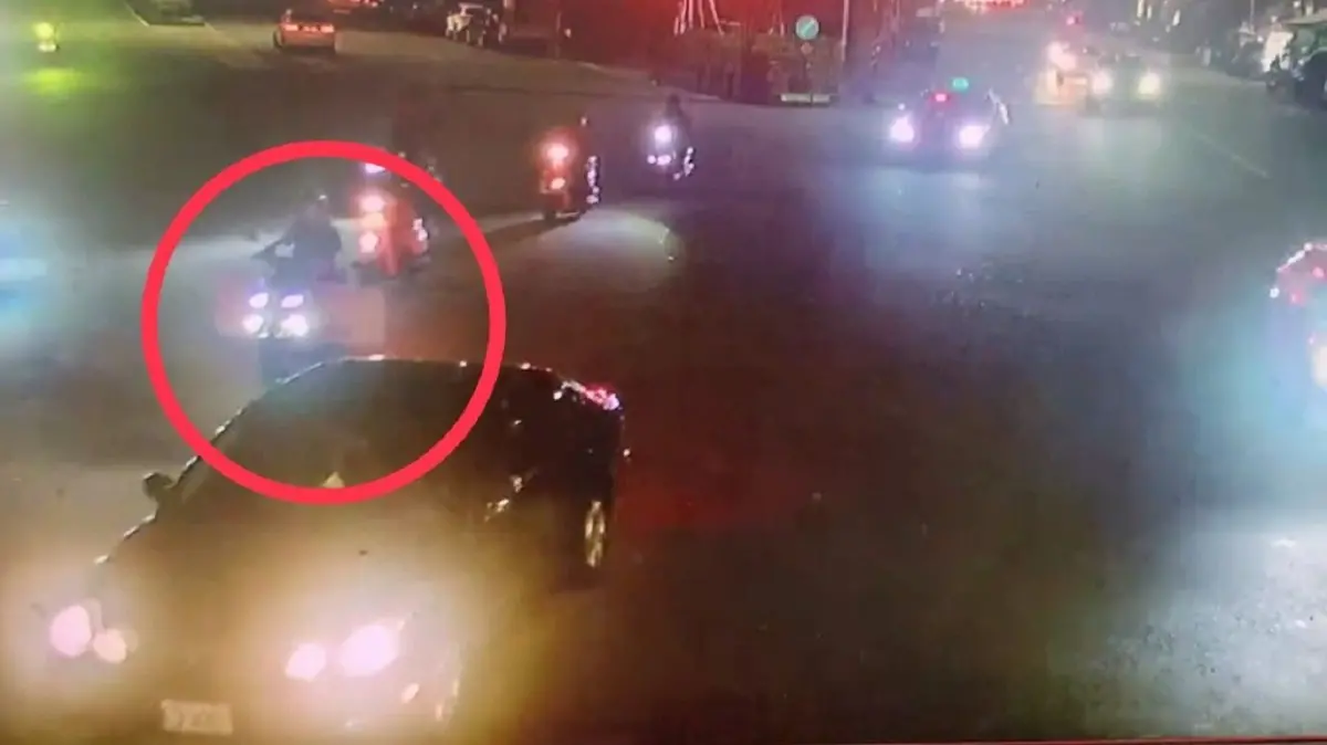 ▲高雄市鳳山區「五甲二路」路牌因不明原因落地，隨即由工務局外包廠商騎機車載走，廠商因違反道交條例遭警開罰。(圖／記者郭凱杰提供)