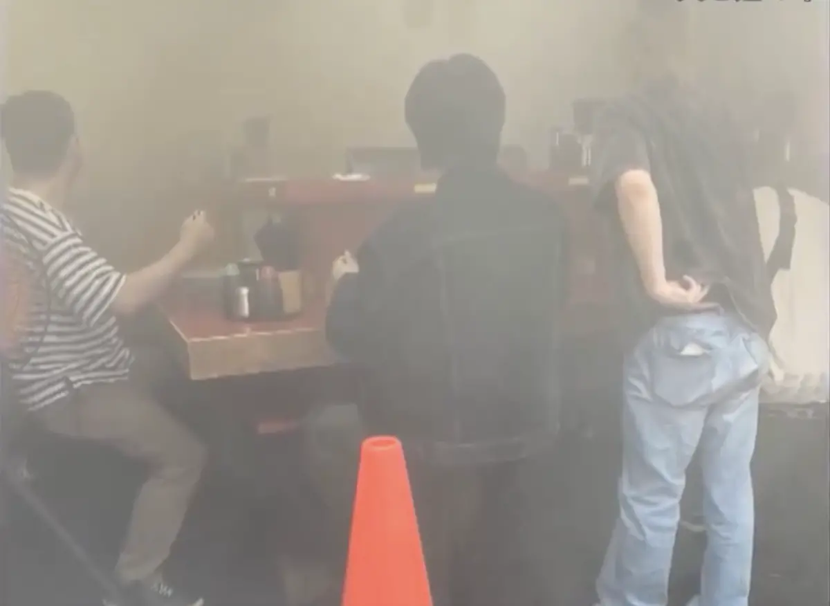 ▲日本新宿「二郎系」人氣拉麵店日前發生一起火警意外，當時店內還有超過10名顧客在用餐，沒想到整間店都已經充斥濃煙，卻完全沒有人驚慌逃命。（圖／翻攝自X）