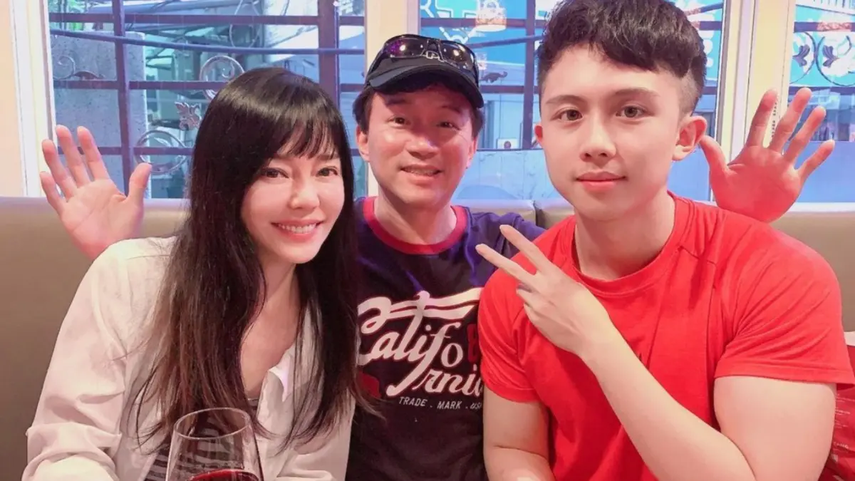 ▲孫安佐（右）今日凌晨帶著瓦斯火槍走在信義區，警方將通知經紀人到案，狄鶯對此無奈回應：「隨便他吧，平安就好。」（圖／孫安佐IG）