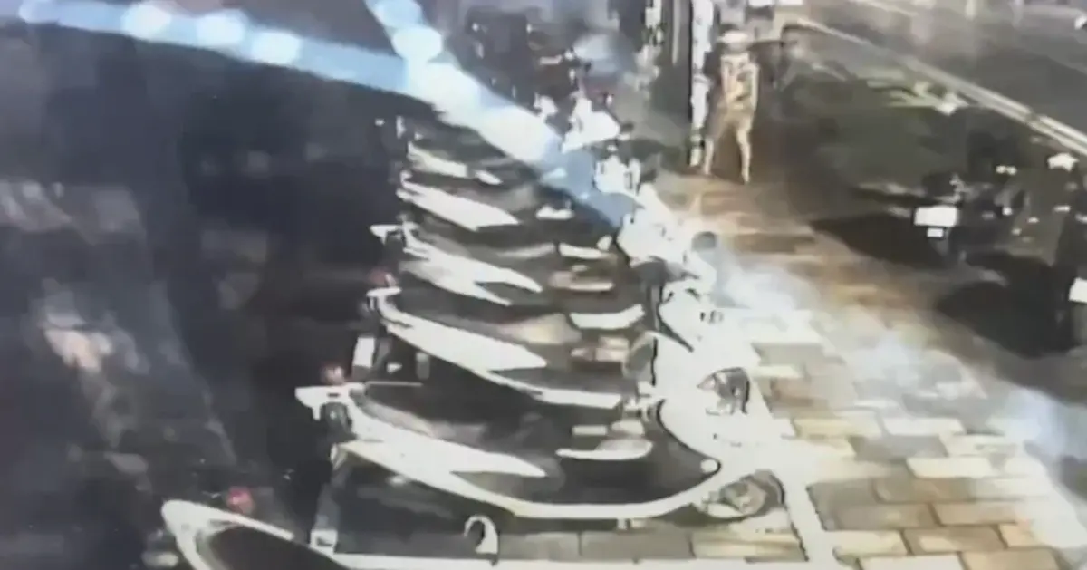 ▲宜蘭一名郭姓男子疑因不滿違停遭開單，遂於昨（2）日凌晨跑到羅東警分局成功派出所後方車庫縱火，導致6部機車燒毀，檢方複訊後昨天深夜向法院聲押獲准。（圖／翻攝畫面）