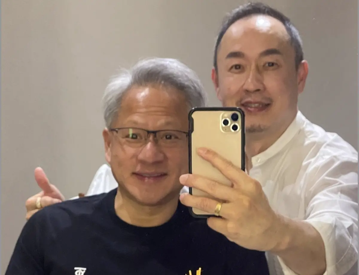 ▲黃仁勳整頭「銀白髮」堅持不染黑，合作多年的理髮師Ray分享背後原因。（圖／翻攝Manor Salon FB）