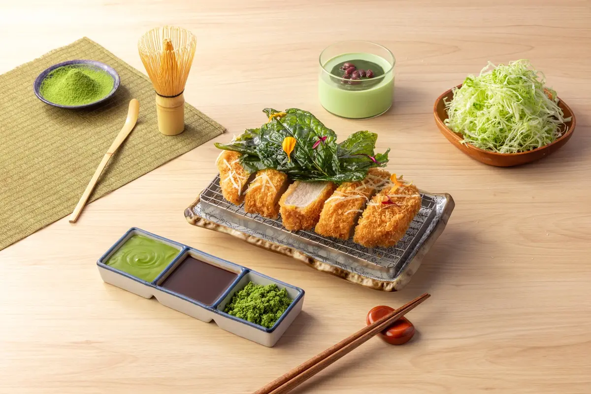 ▲6品田牧場」與「一〇八抹茶茶廊」攜手打造「厚切腰內一〇八抹茶綠」套餐，隨餐附贈聯名限定甜點「一〇八宇治金時奶酪」。（圖／王品集團提供）