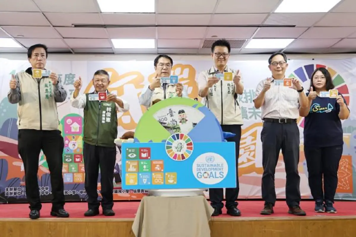 ▲黃偉哲與在場來賓共同轉動「2050淨零碳排」轉盤，象徵台南市透過低碳校園認證標章，推動從學校、社區到個人的低碳生活實踐，達成2050淨零碳排目標。（圖／台南市政府提供）