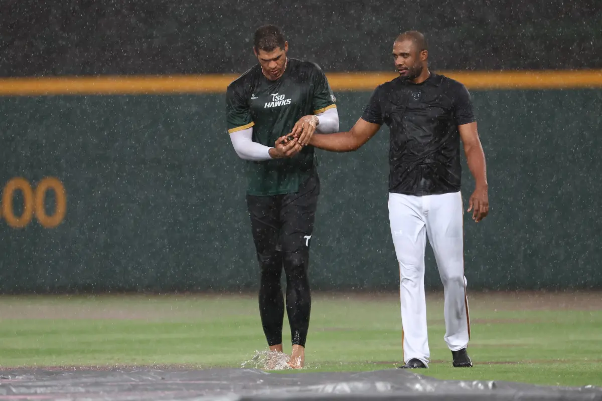 ▲台鋼雄鷹洋砲魔鷹大雨中救小鳥超暖心，還加碼跳舞跟滑水，取悅球迷。（圖／台鋼雄鷹提供）