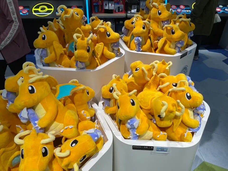 ▲寶可夢中心今日再度補貨快龍玩偶，讓黃牛價大崩跌。（圖／台灣寶可夢優惠大小事FB社團授權使用）