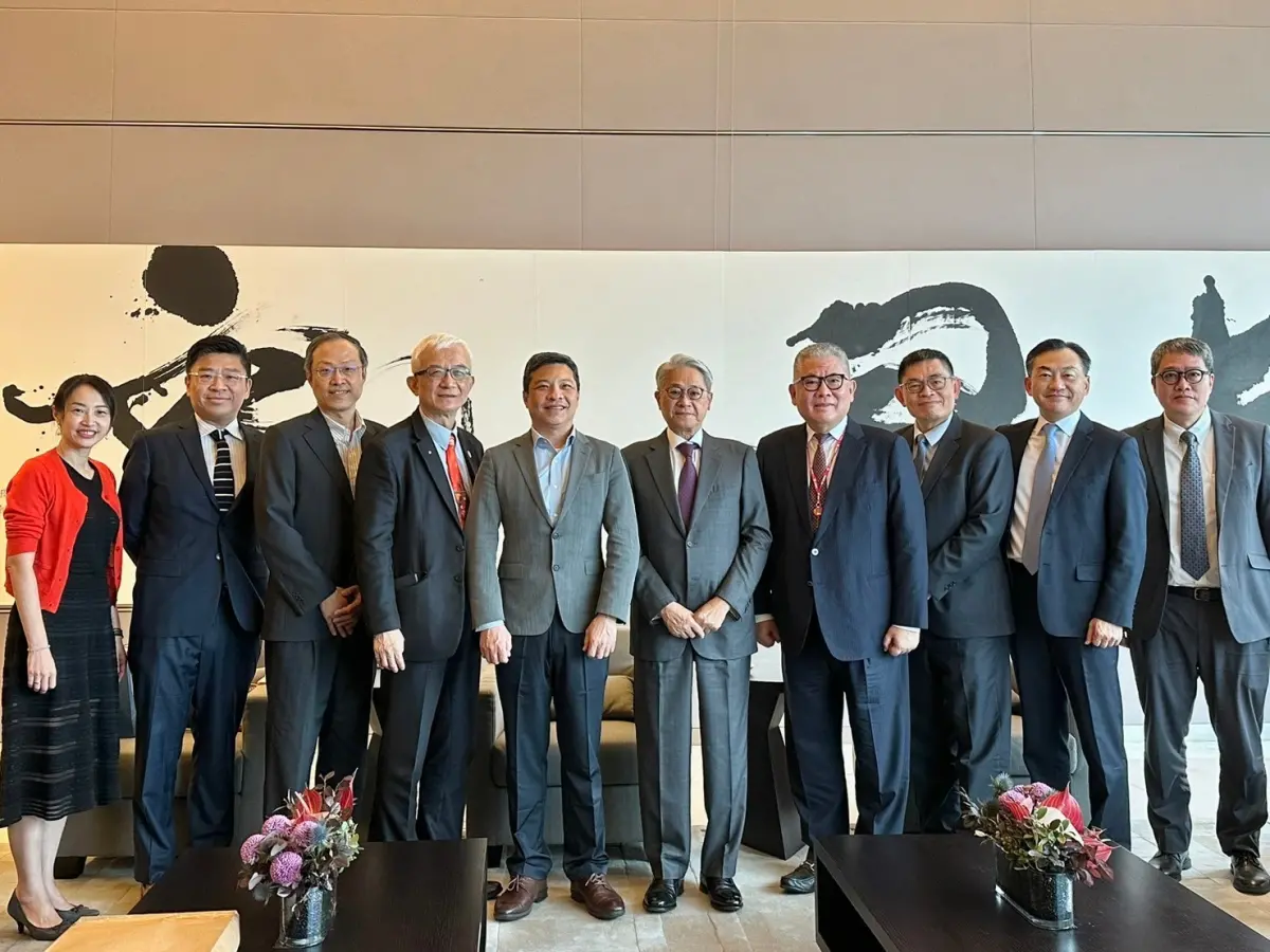 ▲輔大藍易振校長（左五）與台新金控董事長，同時也是輔大傑出校友的吳東亮針對AI以及ESG永續合作。（圖／輔大提供）